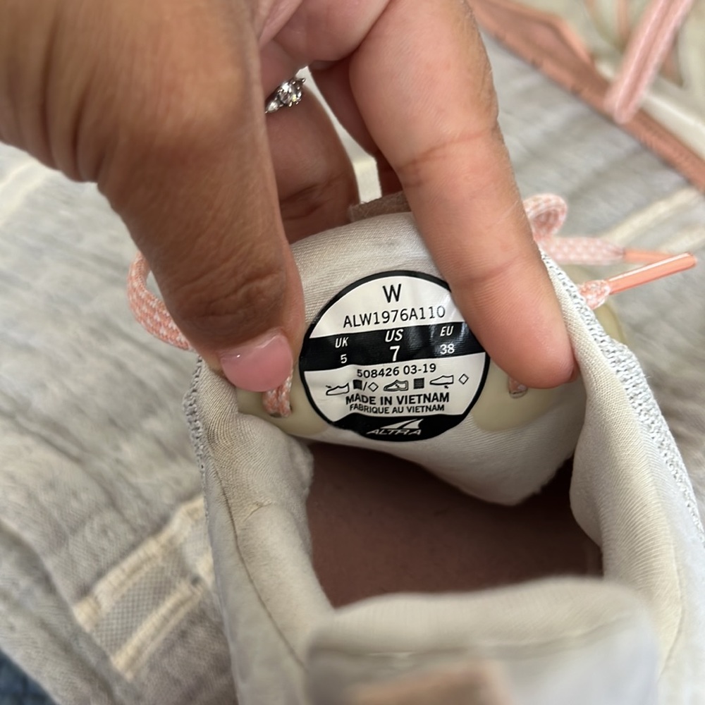 Altra - Picture 4 of 7